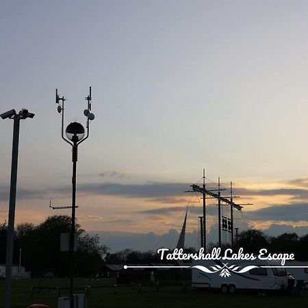 Meridian Tattershall Lakes Escape - Lakeside Lodge Caravan With A Fishing Peg Luxury Hot Tub Exterior foto