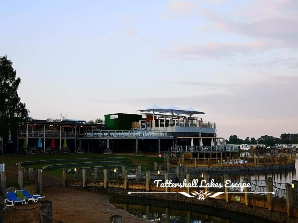 Meridian Tattershall Lakes Escape - Lakeside Lodge Caravan With A Fishing Peg Luxury Hot Tub Exterior foto