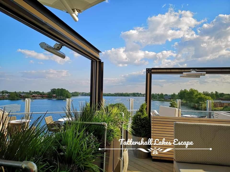Meridian Tattershall Lakes Escape - Lakeside Lodge Caravan With A Fishing Peg Luxury Hot Tub Exterior foto