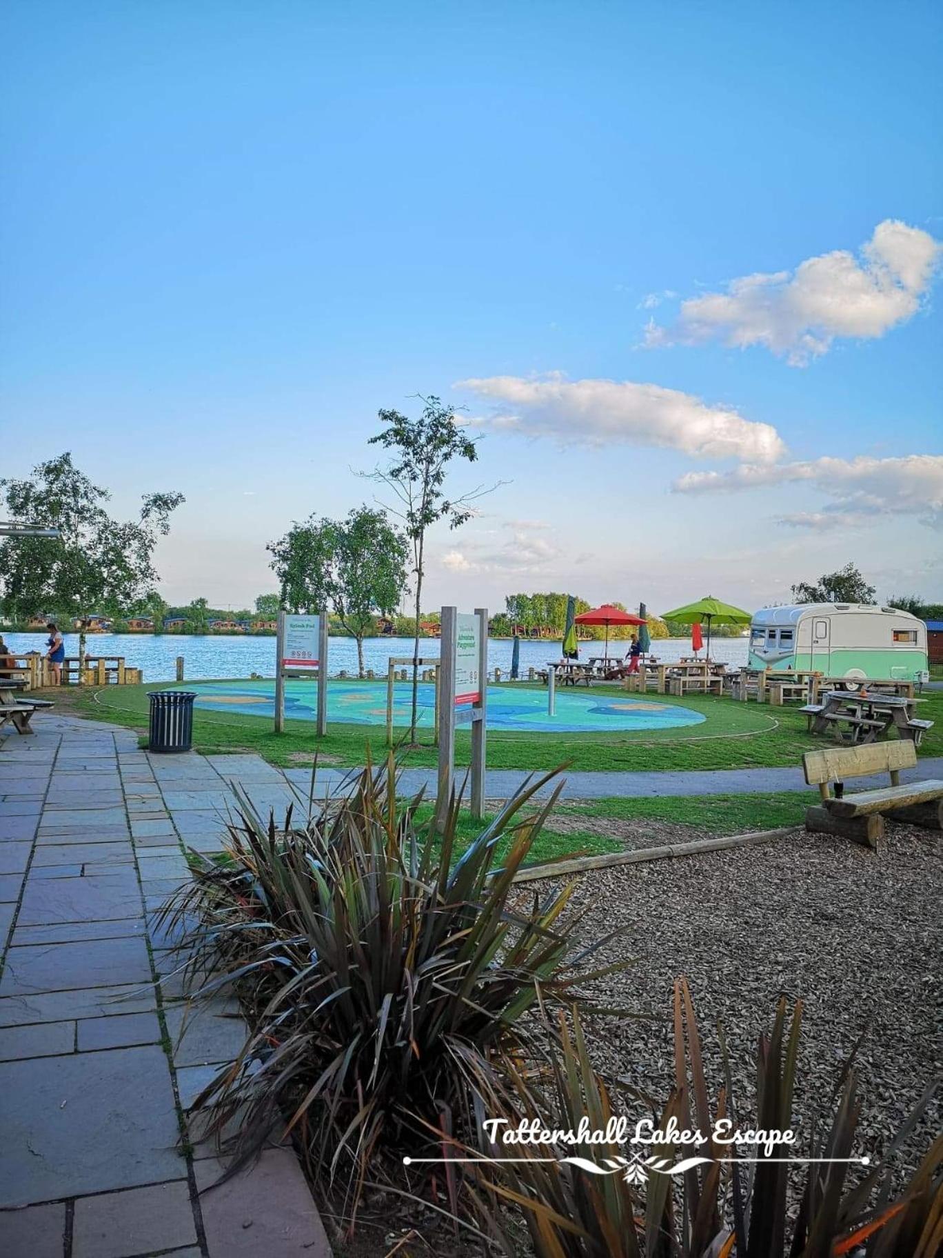 Meridian Tattershall Lakes Escape - Lakeside Lodge Caravan With A Fishing Peg Luxury Hot Tub Exterior foto