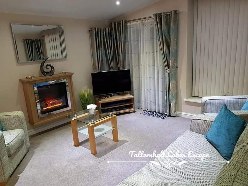 Meridian Tattershall Lakes Escape - Lakeside Lodge Caravan With A Fishing Peg Luxury Hot Tub Exterior foto