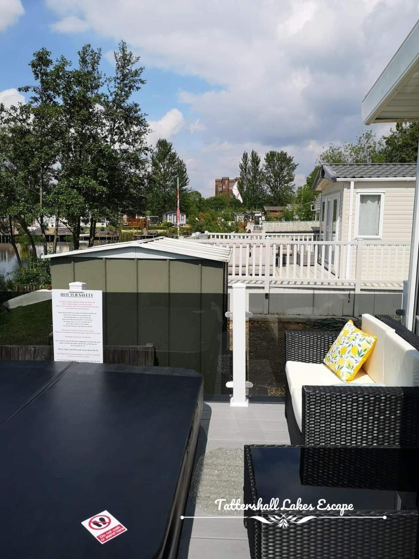 Meridian Tattershall Lakes Escape - Lakeside Lodge Caravan With A Fishing Peg Luxury Hot Tub Exterior foto