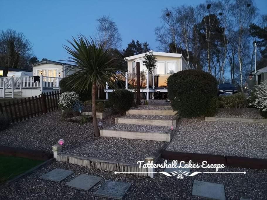 Meridian Tattershall Lakes Escape - Lakeside Lodge Caravan With A Fishing Peg Luxury Hot Tub Exterior foto