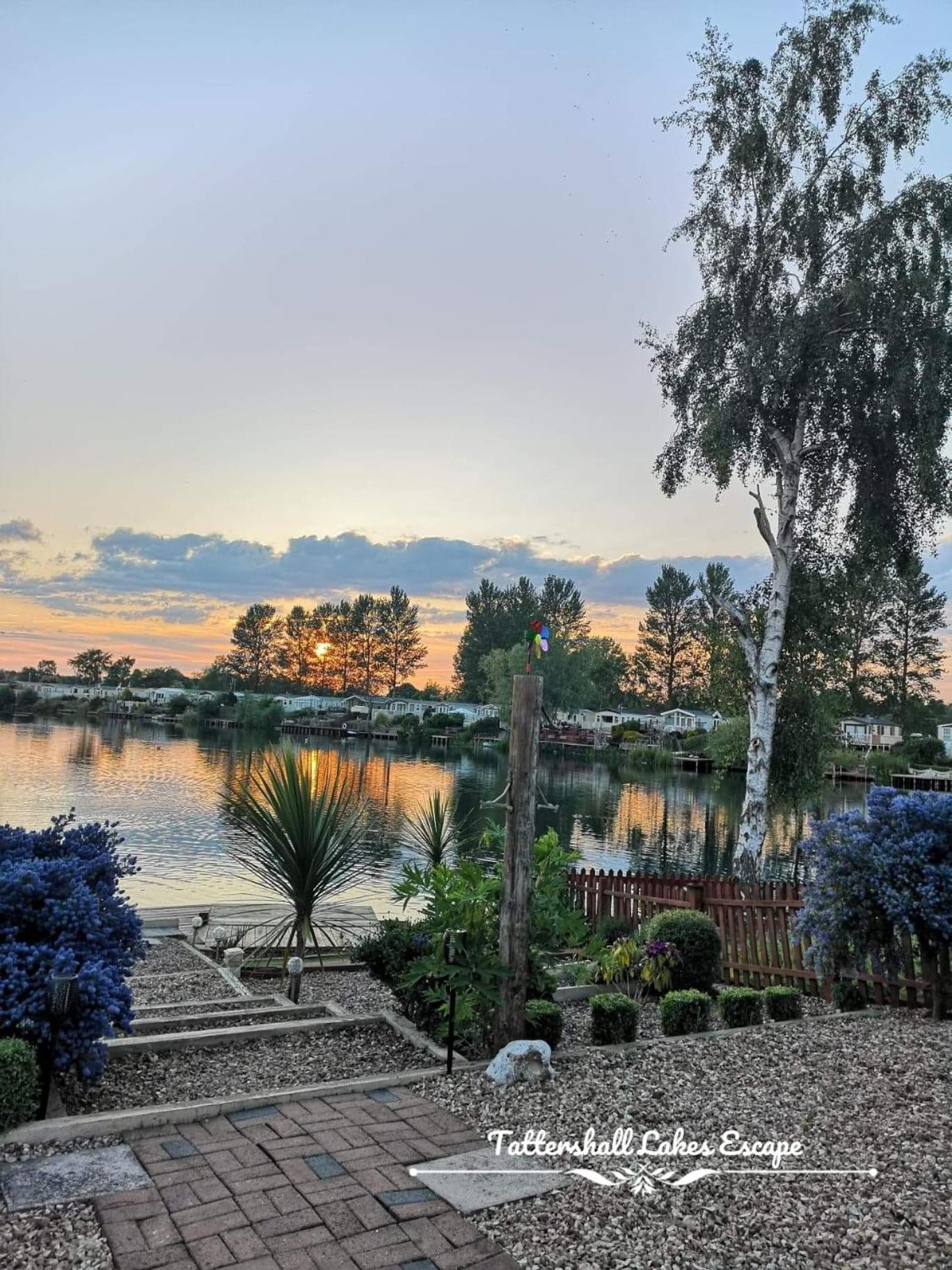 Meridian Tattershall Lakes Escape - Lakeside Lodge Caravan With A Fishing Peg Luxury Hot Tub Exterior foto