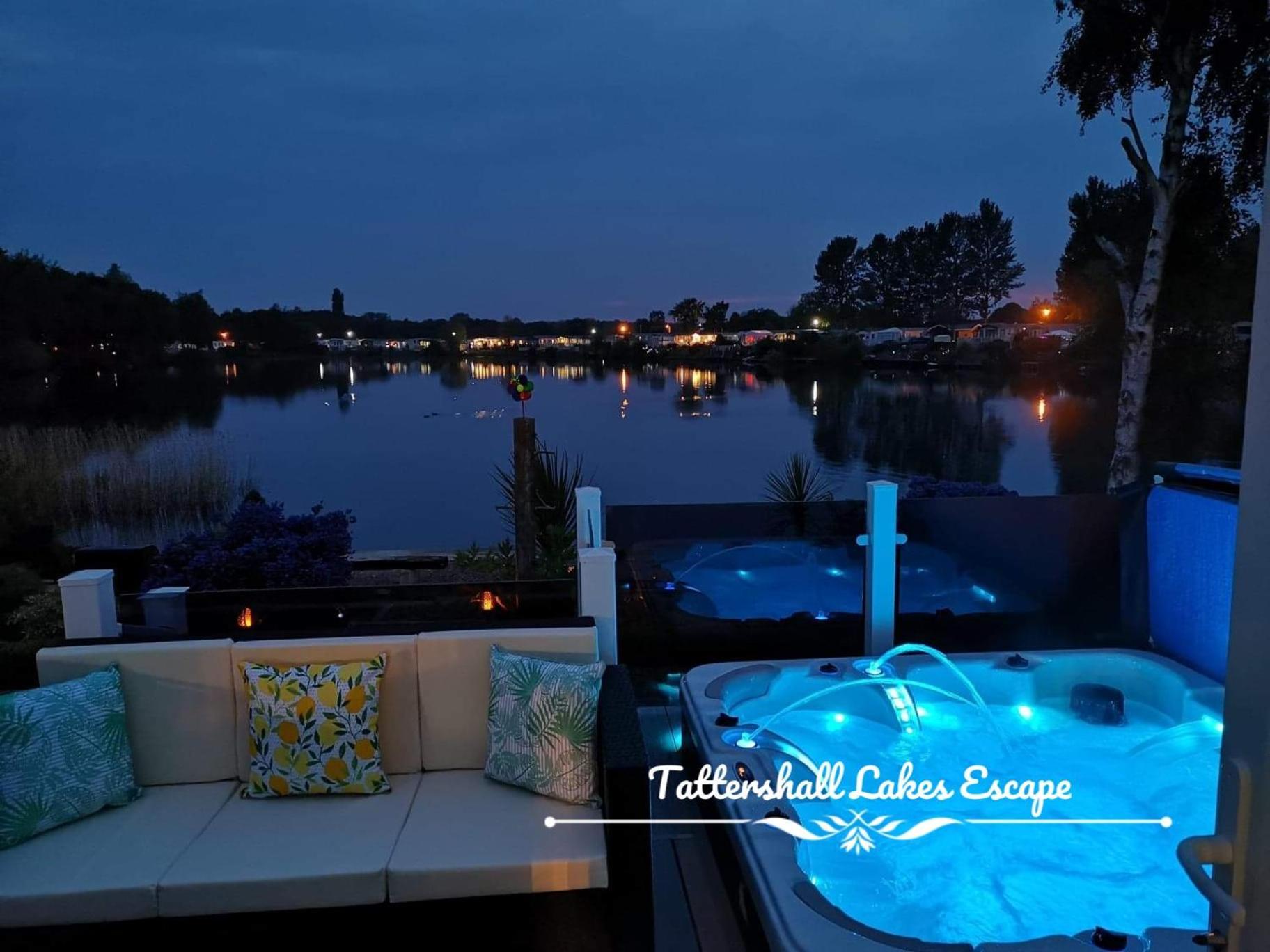 Meridian Tattershall Lakes Escape - Lakeside Lodge Caravan With A Fishing Peg Luxury Hot Tub Exterior foto