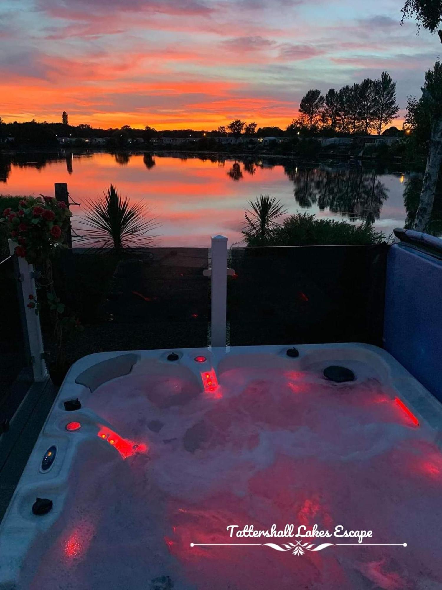 Meridian Tattershall Lakes Escape - Lakeside Lodge Caravan With A Fishing Peg Luxury Hot Tub Exterior foto